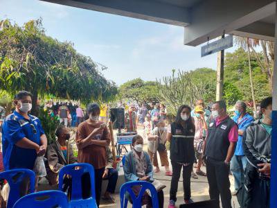 ลงทะเบียนบัตรสวัสดิการตำบลภูหลวงฯ ณ โรงเรียนบ้านโนนแดง
