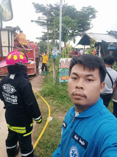 งานกู้ชีพฯ สนับสนุนรถบรรทุกน้ำเพื่อระงับเหตุเพลิงไหม้ บ้านหนองปรือ ต.งิ้ว
