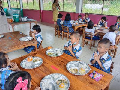 คณะกรรมการชุดที่ 4 ตรวจโครงการอาหารกลางวัน ศพด.อบต.ภูหลวง (บ้านหลุมเงิน) และโรงเรียนบ้านหลุมเงิน