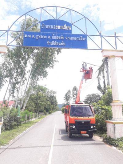 กองช่างลงพื้นที่ซ่อมไฟฟ้าสาธารณะในหมู่บ้านฯ