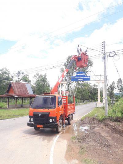 กองช่างลงพื้นที่ซ่อมไฟฟ้าสาธารณะในหมู่บ้านฯ