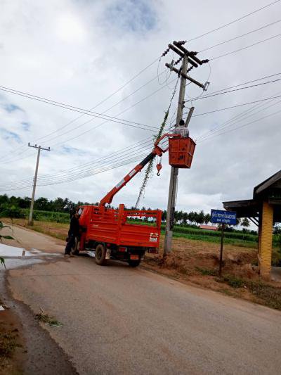 กองช่างลงพื้นที่ซ่อมไฟฟ้าสาธารณะในหมู่บ้านฯ