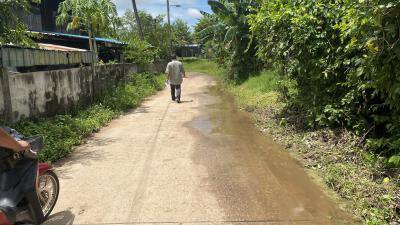 กองช่างลงพื้นที่สำรวจความเสียหายถนนในหมู่บ้าน เพื่อดำเนินการซ่อมแซมฯ