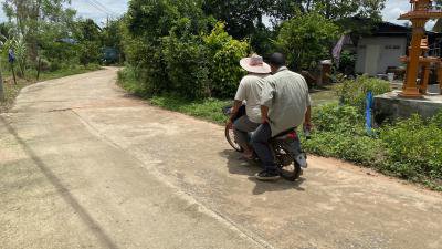 กองช่างลงพื้นที่สำรวจความเสียหายถนนในหมู่บ้าน เพื่อดำเนินการซ่อมแซมฯ