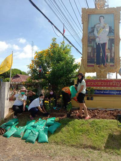 กิจกรรมปลูกต้นดอกดาวเรือง หน้าที่ทำการ อบต. เพื่อปรับปรุงภูมิทัศน์