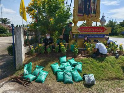 กิจกรรมปลูกต้นดอกดาวเรือง หน้าที่ทำการ อบต. เพื่อปรับปรุงภูมิทัศน์