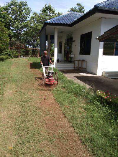 ตัดหญ้า ศพด.รร.หนองนกเขียน