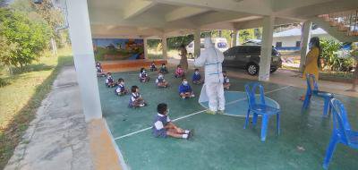 ตรวจ ATK  คณะครู นักเรียนโรงเรียนบ้านหลุมเงิน