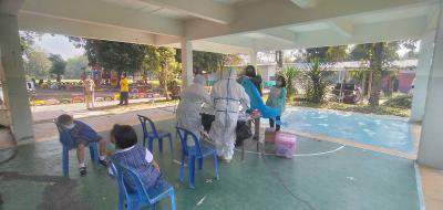 ตรวจ ATK  คณะครู นักเรียนโรงเรียนบ้านหลุมเงิน