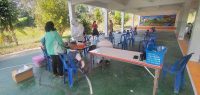 ตรวจ ATK  คณะครู นักเรียนโรงเรียนบ้านหลุมเงิน