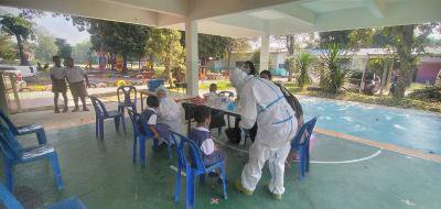 ตรวจ ATK  คณะครู นักเรียนโรงเรียนบ้านหลุมเงิน