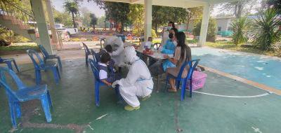 ตรวจ ATK  คณะครู นักเรียนโรงเรียนบ้านหลุมเงิน