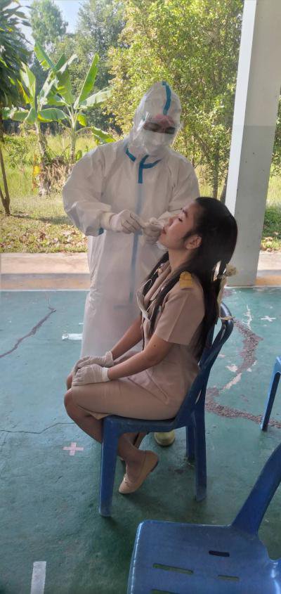 ตรวจ ATK  คณะครู นักเรียนโรงเรียนบ้านหลุมเงิน