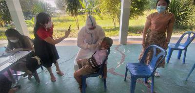 ตรวจ ATK  คณะครู นักเรียนโรงเรียนบ้านหลุมเงิน