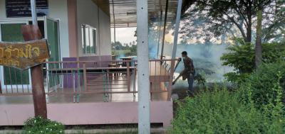 พ่นยาฆ่าเชื้อโรคโรงเรียนหนองบ้านหนองกก  ก่อนเปิดภาคเรียน