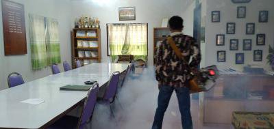 พ่นยาฆ่าเชื้อโรคโรงเรียนหนองบ้านหนองกก  ก่อนเปิดภาคเรียน
