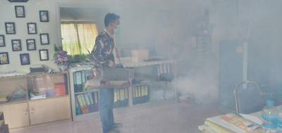 พ่นยาฆ่าเชื้อโรคโรงเรียนหนองบ้านหนองกก  ก่อนเปิดภาคเรียน