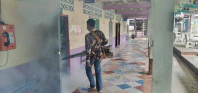 พ่นยาฆ่าเชื้อโรคโรงเรียนหนองบ้านหนองกก  ก่อนเปิดภาคเรียน