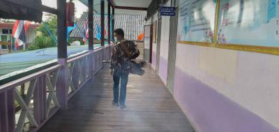 พ่นยาฆ่าเชื้อโรคโรงเรียนหนองบ้านหนองกก  ก่อนเปิดภาคเรียน