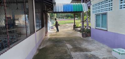 พ่นยาฆ่าเชื้อโรคโรงเรียนหนองบ้านหนองกก  ก่อนเปิดภาคเรียน