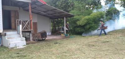 พ่นยาฆ่าเชื้อโรคโรงเรียนบ้านหลุมเงิน ก่อนมีการเปิดภาคเรียน