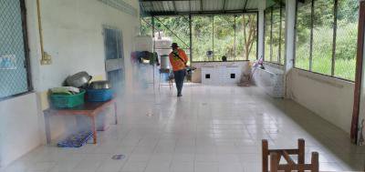 พ่นยาฆ่าเชื้อโรคโรงเรียนบ้านหลุมเงิน ก่อนมีการเปิดภาคเรียน