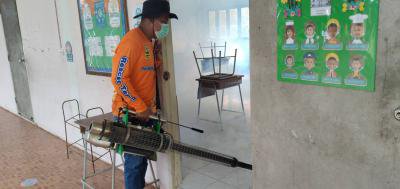 พ่นยาฆ่าเชื้อโรคโรงเรียนบ้านหลุมเงิน ก่อนมีการเปิดภาคเรียน