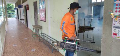 พ่นยาฆ่าเชื้อโรคโรงเรียนบ้านหลุมเงิน ก่อนมีการเปิดภาคเรียน