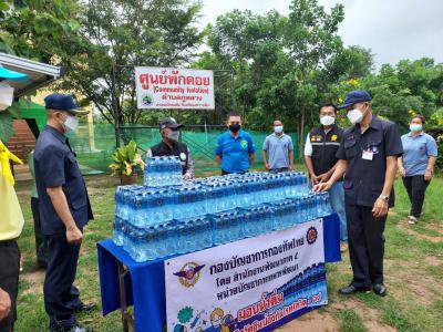 กองบัญชาการกองทัพไทย สำนักงานพัฒนาภาค 5 มอบน้ำดื่มให้กับ อบต.ภูหลวง เพื่อใช้ในศูนย์พักคอยฯ