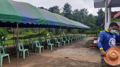 อบต.ภูหลวงจัดเตรียมสถานที่เพื่อคัดกรองกลุ่มเสี่ยงฯ (เคส รพ.สต.หนองนกเขียน)