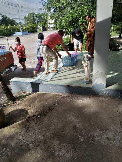 พระอาจารย์สดใสบริจาคน้ำให้กับ อบต.ภูหลวง