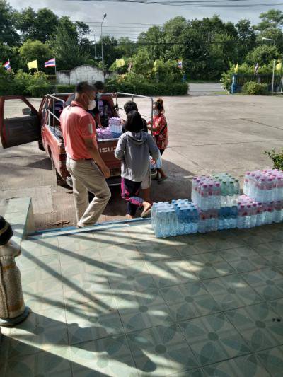 พระอาจารย์สดใสบริจาคน้ำให้กับ อบต.ภูหลวง