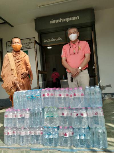 พระอาจารย์สดใสบริจาคน้ำให้กับ อบต.ภูหลวง