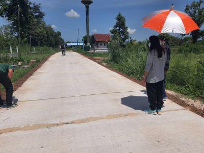 คณะกรรมการตรวจงานโครงการก่อสร้างถนน คสล.(สายหน้าวัด-หมู่ที่ 2) หมู่ 10