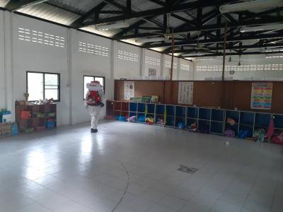 ฉีดพ่นยาป้องกันเชื้่อโรคโควิต-19 โรงเรียนบ้านหลุมเงินฯ