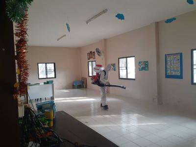 ฉีดพ่นยาป้องกันเชื้่อโรคโควิต-19 โรงเรียนบ้านหลุมเงินฯ
