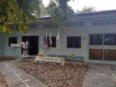 ฉีดพ่นยาป้องกันเชื้่อโรคโควิต-19 โรงเรียนบ้านหลุมเงินฯ