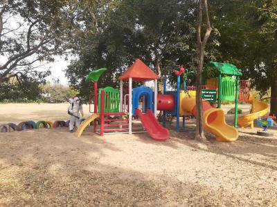 ฉีดพ่นยาป้องกันเชื้่อโรคโควิต-19 โรงเรียนบ้านหลุมเงินฯ