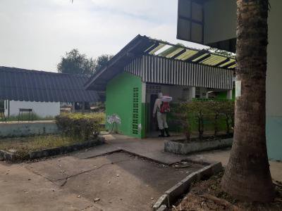 ฉีดพ่นยาป้องกันเชื้่อโรคโควิต-19 โรงเรียนบ้านหลุมเงินฯ