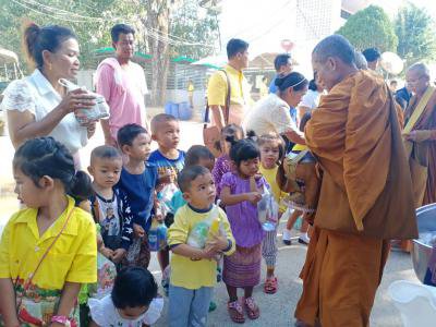 ศพด.ร.ร.หนองนกเขียนทำบุญตักบาตรปีใหม่ฯ
