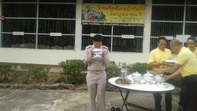ทำบุญตักบาตรวันพระ  ณ วัดปอแดง