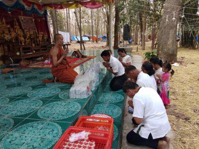 ถวายน้ำปา่นะที่วัดปอแดง