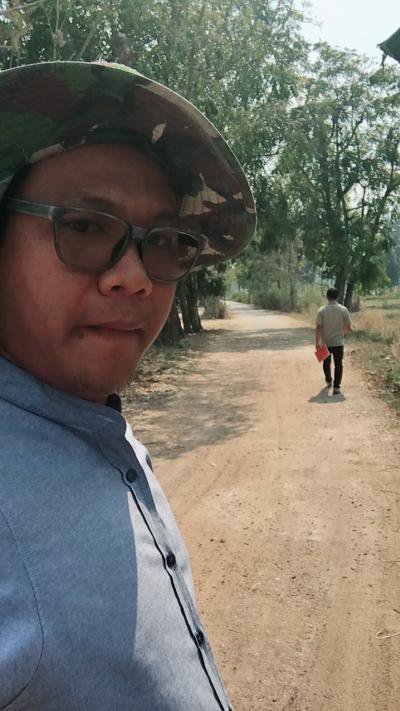 กองช่างออกตรวจสอบถนนในหมู่บ้านฯ