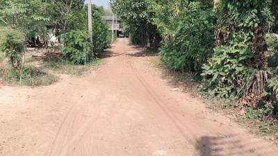 กองช่างออกตรวจสอบถนนในหมู่บ้านฯ