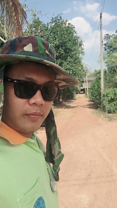 กองช่างออกตรวจสอบถนนในหมู่บ้านฯ