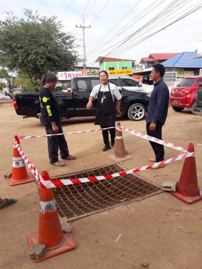 กองช่างตรวจสอบฝาท่อบ่อพักฯ หมู่ 4