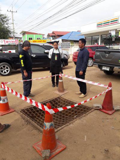 กองช่างตรวจสอบฝาท่อบ่อพักฯ หมู่ 4