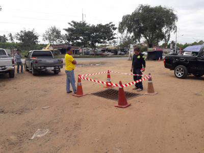กองช่างตรวจสอบฝาท่อบ่อพักฯ หมู่ 4