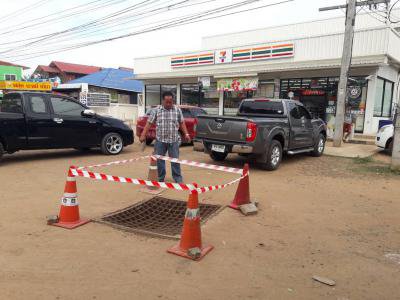 กองช่างตรวจสอบฝาท่อบ่อพักฯ หมู่ 4