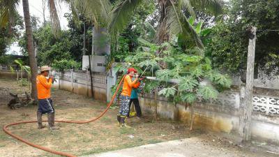งานป้องกันฯ บริการล้างรั้ววันหลุมเงิน หมู่ 5